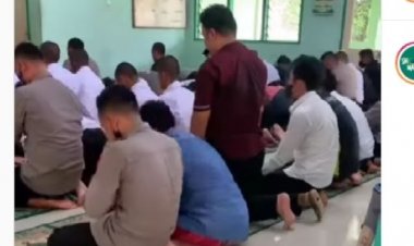Viral! Terlihat Kaki Jamaah Saat Salat Bikin Salah Fokus, Netizen: Auto Tertampar....
