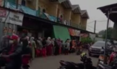 Mafia Migor Ditangkap, Antrian Emak-emak Beli Minyak Tetap Viral, Netizen: Gara-gara Kemendag Rakyat jadi seperti Ini