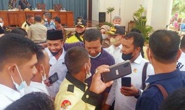 Bupati Romi Jadi Buruan Swafoto Kades di Rakerda APDESI