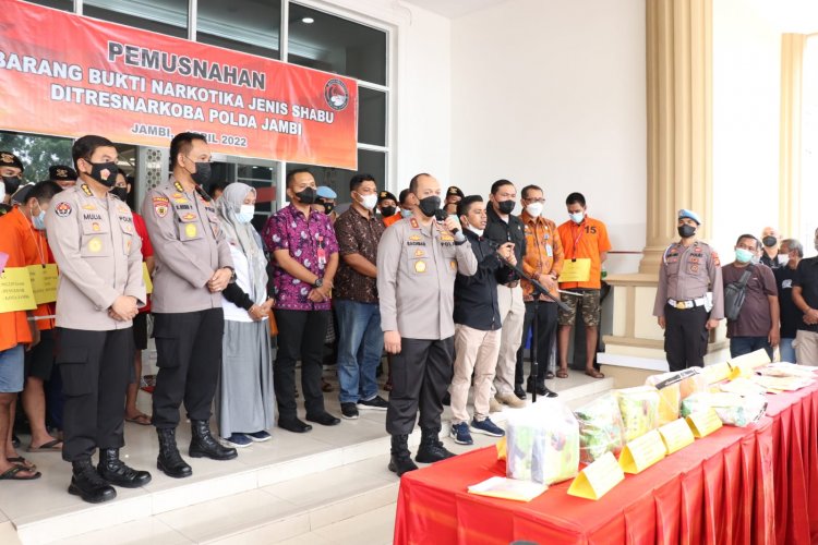 Kapolda Jambi Musnahkan 7,7 Kilo Sabu dari 13 Tersangka