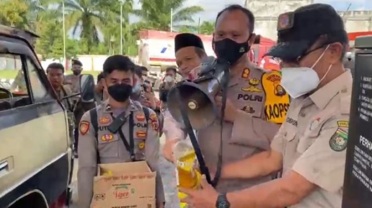 Asyik! Tertib Mengantri di SPBU Sopir Truk Dibagi Minyak Goreng