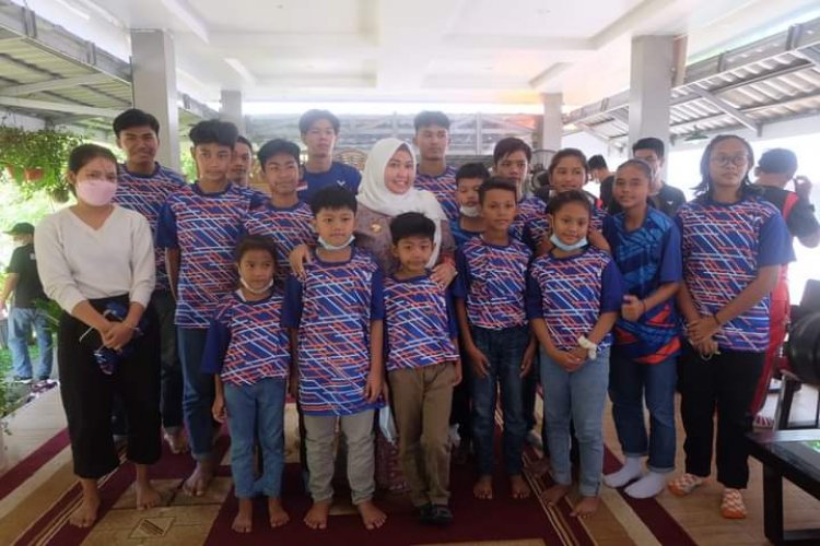 Bupati Masnah Lepas 17 Atlet Ikuti Kejurprov PBSI