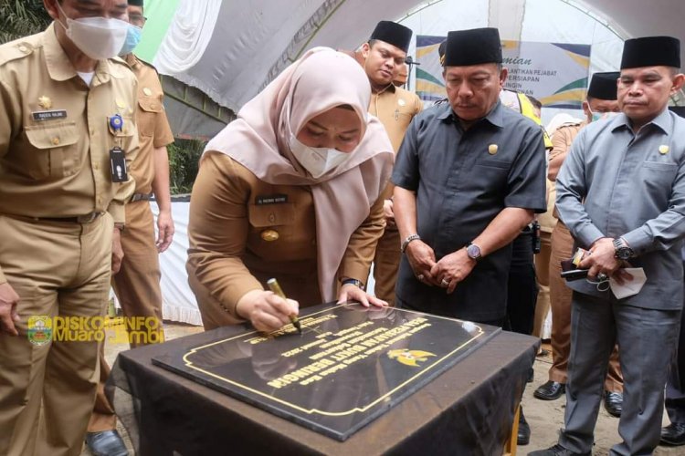 Bupati Masnah Resmikan dan Lantik Pj Kepala Desa Persiapan Bukit Beringin