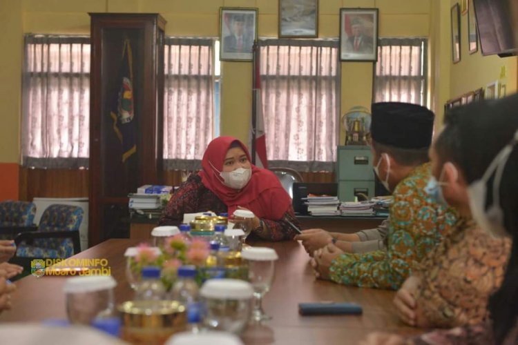 Bupati Muaro Jambi Salurkan Bantuan ke SMA Titian Teras