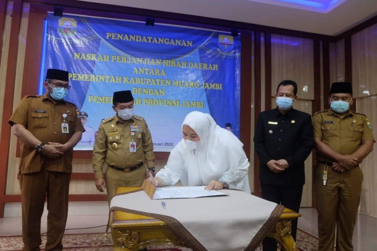 Bupati Masnah Tandatangani NPHD dengan Gubernur Jambi
