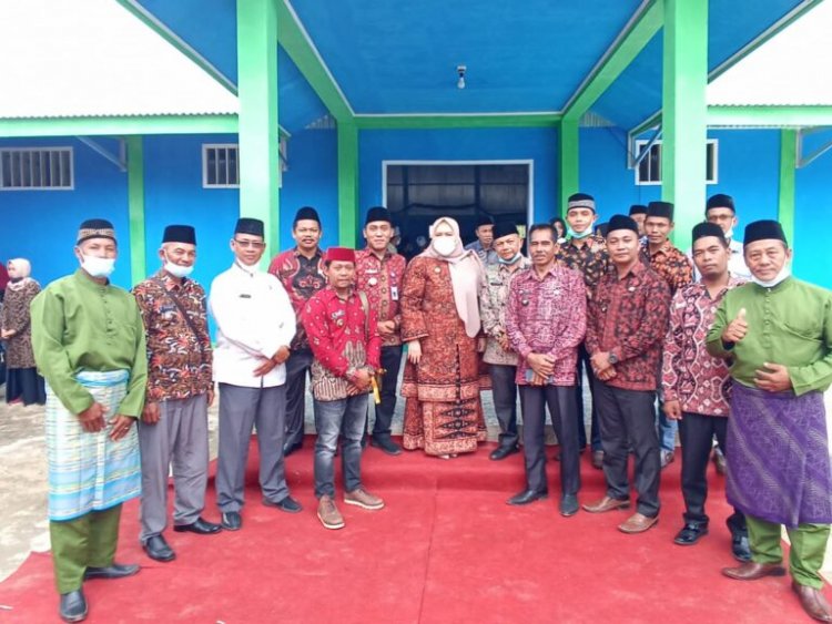 Bupati Masnah Hadiri Wisuda Tahfidz Qur’an se-Kecamatan Sekernan