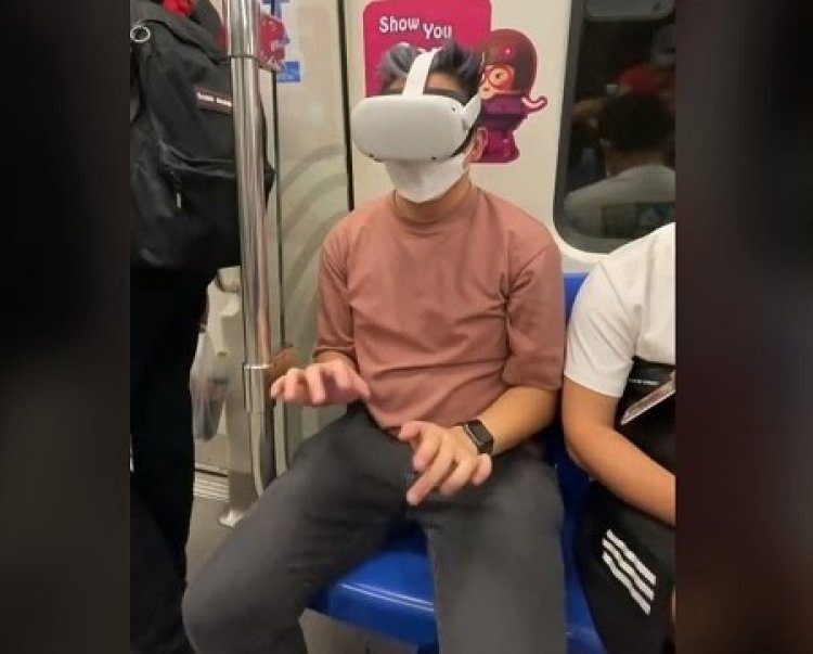 Viral! Pria Kerja dari Metaverse di MRT, Netizen: Disisi Lain, Bos Bakal Ngasih Kerjaan kapan Pun