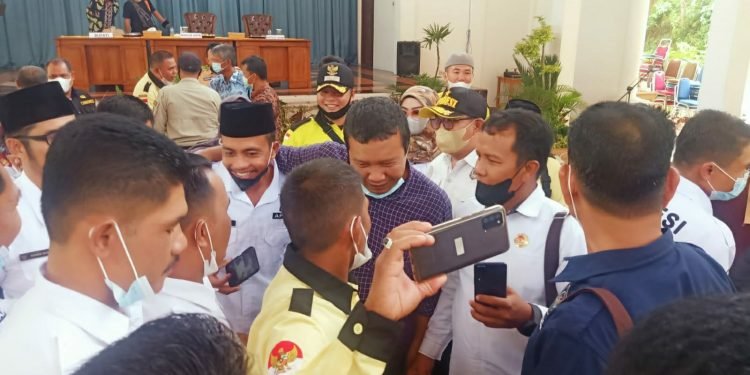 Bupati Romi Jadi Buruan Swafoto Kades di Rakerda APDESI