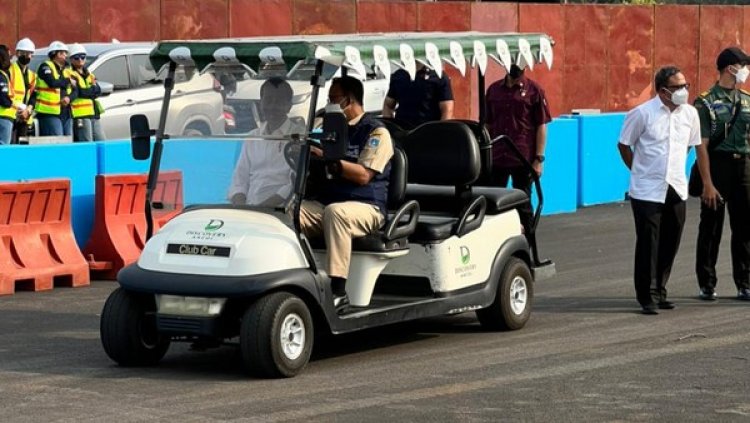 Wow! Tinjau Sirkuit Formula E, Anies Sopiri Jokowi Pakai Mobil Golf