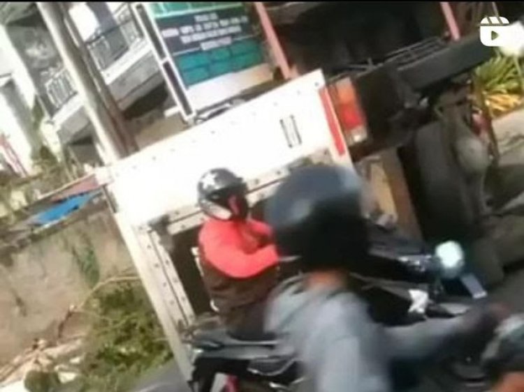 Viral! Truk Boks Terguling Usai Tabrak Avanza Hingga Remuk di Bali