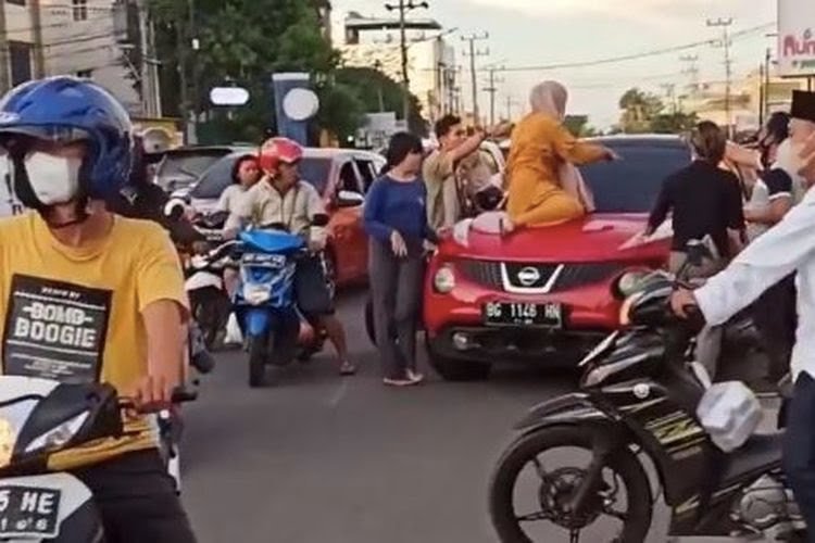 Viral! Wanita Naik Atas Kap Mobil Oknum Polisi, Dipaksa Stop Gegara Bawa Wanita Lain