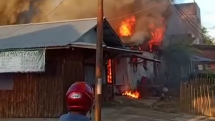 Bedeng 4 Pintu Mbah Pito Terbakar Hebat, Edi Berlarian Keluar Teriak Minta Tolong