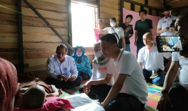 Di Sela Peringatan Hari Lingkungan Sedunia di Senaung, Pj Bupati Muaro Jambi Sempatkan Jenguk Warganya yang Sakit