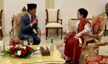 Jokowi Acungkan 2 Jari ke Megawati, Wah Bahas Apa Nih Pakde?