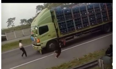 Duh Dik! Tiga ABG Ini Hadang Truk di Tol Tangerang Demi Bikin Konten Viral