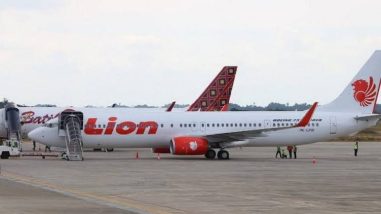 DUH! Kok Bisa Landasan Pacu Bandara Dipalang Orang, Lion Air Tujuan Merauke Putar Balik