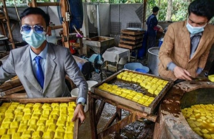 Ini Dia Macam Cara dan Gaya Penjual Makanan Kostum Nyentrik