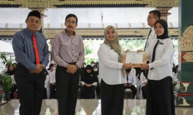 Bukti Kompetensi! Bupati Sleman Serahkan Sertifikat Pendidik kepada 185 Guru