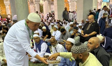 Gubernur Al Haris Bagi-bagi Kurma di Masjidil Haram