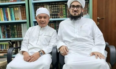 Bertemu dengan Ulama Terkemuka di Mekkah, Gubernur Al Haris Dipasangkan Kopiah