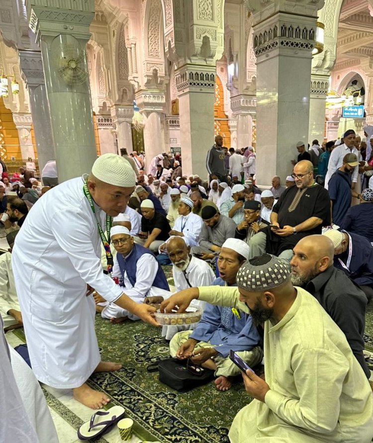 Gubernur Al Haris Bagi-bagi Kurma di Masjidil Haram