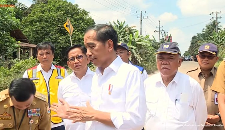 Jokowi Ngaku Terima Aduan Jalan Rusak Sebanyak 7.400 Lokasi dari Medsos