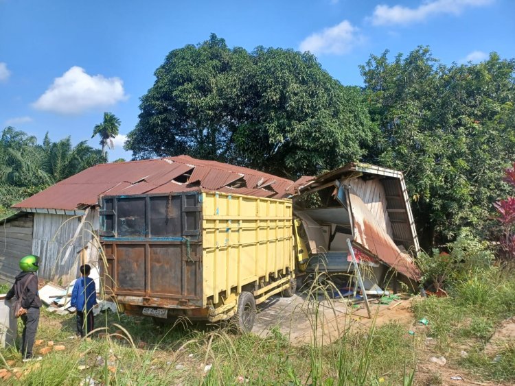 Truk Batubara Hantam Rumah Warga Hingga Ambruk, Bocah 4 Tahun Kritis