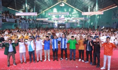 Kedatangan Pasangan JADI Disambut Histeris Ribuan Pendukung di Deklarasi 10 Partai Pengusung