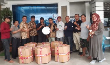 Ketua Koalisi Jumiwan - Maidani Bantu Alat Kesenian Tambur untuk Keluarga Minang Kuamang Kuning