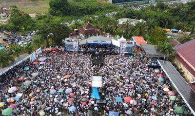 Membludak, Massa Pendukung Jumiwan - Maidani Tumpah Ruah Hingga ke Jalan