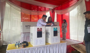 Gubernur Al Haris Gunakan Hak Suaranya di TPS 14 Kediaman Pribadinya