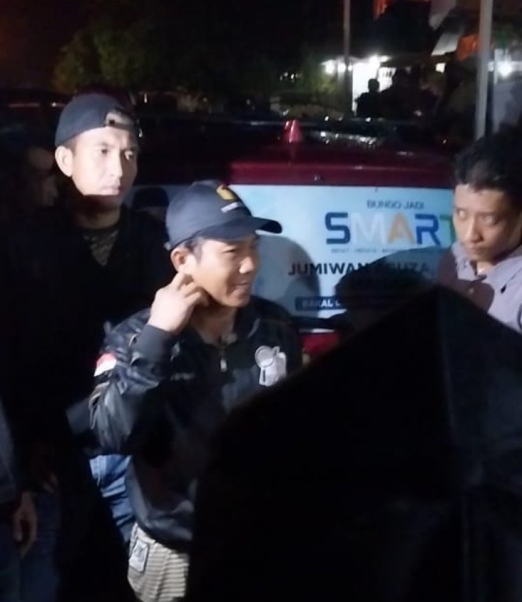 Silaturahmi ke Rumah Keluarga, Mobil Tim JADI Dikepung Pendukung Dedy-Dayat