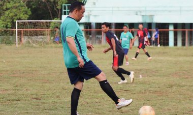 Usai Pilkada, Jumiwan Aguza Mengisi Waktu Senggang dengan Bermain Sepakbola