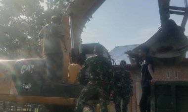 Serda Hamdan Bantu Operator Alat Berat dalam Kegiatan TMMD 123