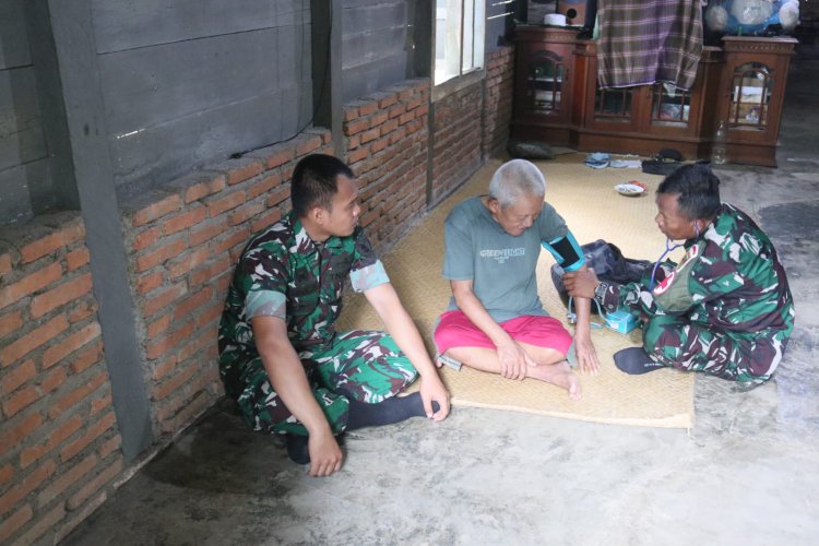 Tim Kesehatan TMMD ke-123 Kodim 0416/Bute Berikan Layanan Door to Door bagi Warga Desa Teluk Kuali