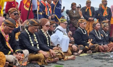 Prosesi Labuhan Hajad Dalem MA II - 1 Suro 1959 Dal Berjalan Khidmat di Pantai Parangkusumo