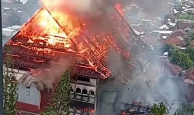 Massa Bakar Gedung DPRD NTB, Api Membumbung Tinggi di Jalan Udayana Mataram