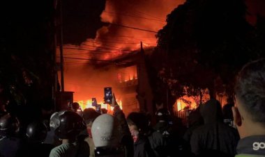 Kediri Membara: Gedung DPRD Kabupaten dan Kota Dibakar, Fasilitas Dijarah, Situasi Mencekam