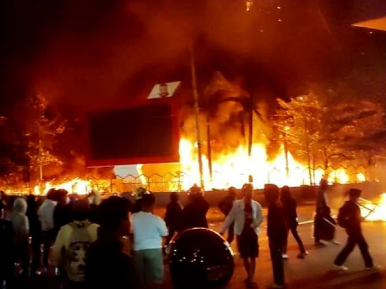 Kantor DPRD Makassar Dibakar, Kasii Kesra dan Anggota Satpol PP Tewas