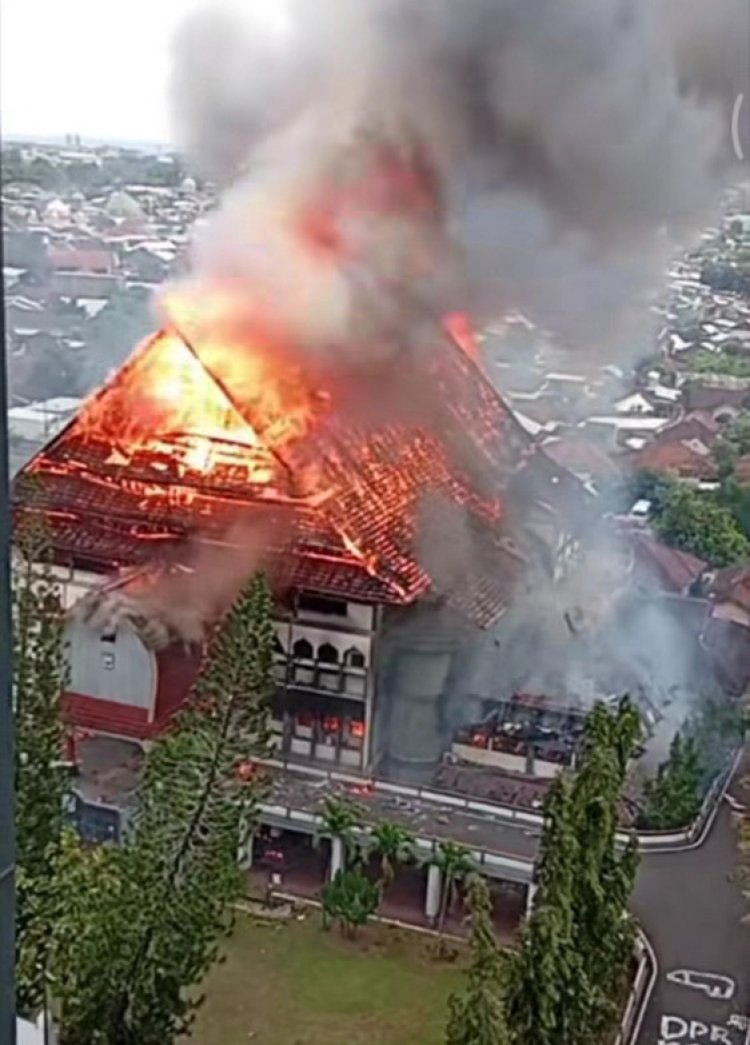 Massa Bakar Gedung DPRD NTB, Api Membumbung Tinggi di Jalan Udayana Mataram