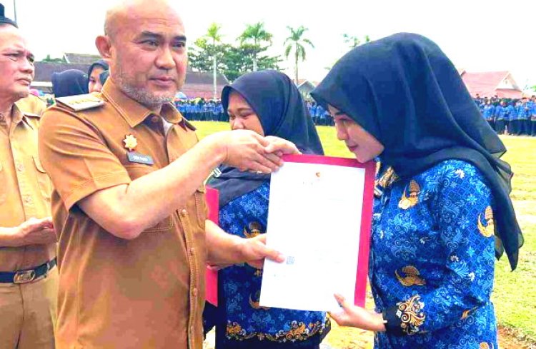 Bupati Bungo Serahkan 988 SK PPPK: Jangan Terjebak Pinjaman Bank, Ingatkan Jaga Rumah Tangga dan Integritas