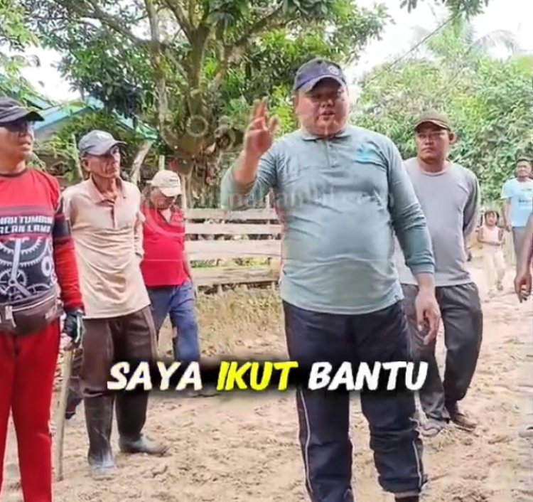 Turun Tangan Langsung, Wabup Bungo Gotong Royong Cor Jalan Bersama Warga Sungai Arang