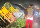 Kabut Asap dan Minim Rambu-Rambu, Truk Kopdes Nyungsep ke Drainase di Jujuhan
