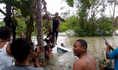 Banjir di Singkut Sarolangun, Heboh Aksi Warga Selamatkan Mobil yang Hanyut