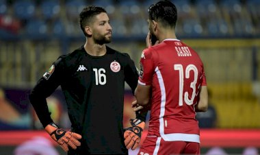 Kiper Tunisia Minta Maaf Atas Reaksinya Saat Diganti Jelang Pinalti
