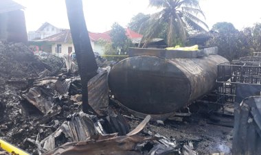 Ribuan Liter Minyak Diduga Ilegal Hangus Terbakar, Pemilik Kabur ke Rawa-rawa