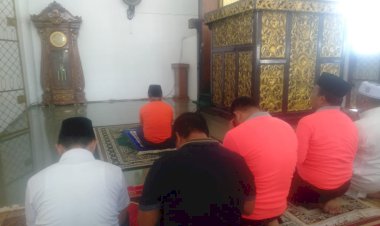 Salat Zuhur Berjamaah Al Haris Imam, Tiga Bupati Makmum