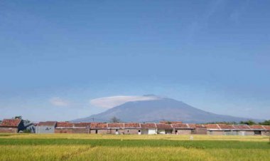 BMKG Jelaskan Terbentuk "Awan Topi" di Atas Gunung Ciremai Bahayakan Penerbangan