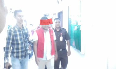 Ditahan Kejari, Mantan Kades Kasang Lopak Alai Tertunduk Lesu