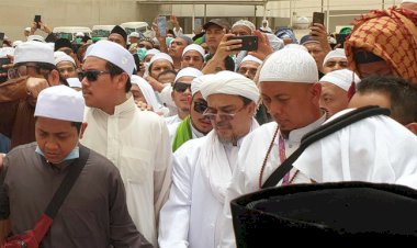 Habib Rizieq Hadiri Pemakaman Mbah Moen Didampingi Opick
